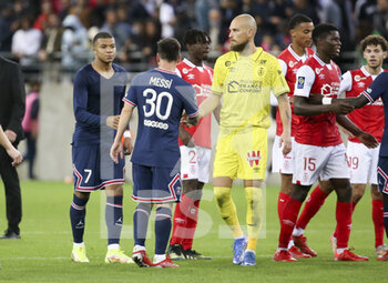 2021-08-29 - Lionel Messi of PSG salutes Kylian Mbappe (left), goalkeeper of Reims Predrag Rajkovic following the French championship Ligue 1 football match between Stade de Reims and Paris Saint-Germain on August 29, 2021 at Auguste Delaune stadium in Reims, France - Photo Jean Catuffe / DPPI - STADE DE REIMS VS PARIS SAINT-GERMAIN - FRENCH LIGUE 1 - SOCCER