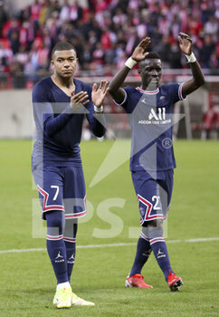 2021-08-29 - Kylian Mbappe, Idrissa Gueye Gana of PSG salute the supporters following the French championship Ligue 1 football match between Stade de Reims and Paris Saint-Germain on August 29, 2021 at Auguste Delaune stadium in Reims, France - Photo Jean Catuffe / DPPI - STADE DE REIMS VS PARIS SAINT-GERMAIN - FRENCH LIGUE 1 - SOCCER
