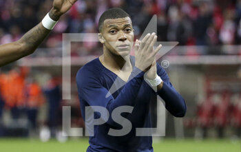 2021-08-29 - Kylian Mbappe of PSG salutes the supporters following the French championship Ligue 1 football match between Stade de Reims and Paris Saint-Germain on August 29, 2021 at Auguste Delaune stadium in Reims, France - Photo Jean Catuffe / DPPI - STADE DE REIMS VS PARIS SAINT-GERMAIN - FRENCH LIGUE 1 - SOCCER