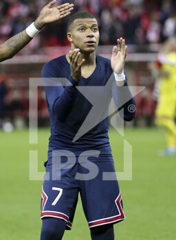 2021-08-29 - Kylian Mbappe of PSG salutes the supporters following the French championship Ligue 1 football match between Stade de Reims and Paris Saint-Germain on August 29, 2021 at Auguste Delaune stadium in Reims, France - Photo Jean Catuffe / DPPI - STADE DE REIMS VS PARIS SAINT-GERMAIN - FRENCH LIGUE 1 - SOCCER