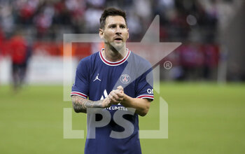 2021-08-29 - Lionel Messi of PSG salutes the supporters following the French championship Ligue 1 football match between Stade de Reims and Paris Saint-Germain on August 29, 2021 at Auguste Delaune stadium in Reims, France - Photo Jean Catuffe / DPPI - STADE DE REIMS VS PARIS SAINT-GERMAIN - FRENCH LIGUE 1 - SOCCER