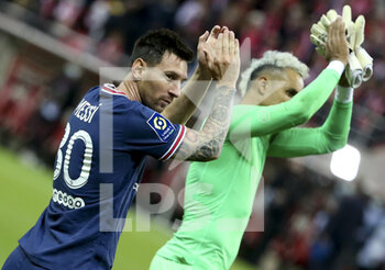 2021-08-29 - Lionel Messi, goalkeeper of PSG Keylor Navas salute the supporters following the French championship Ligue 1 football match between Stade de Reims and Paris Saint-Germain on August 29, 2021 at Auguste Delaune stadium in Reims, France - Photo Jean Catuffe / DPPI - STADE DE REIMS VS PARIS SAINT-GERMAIN - FRENCH LIGUE 1 - SOCCER