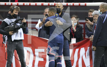 2021-08-29 - Kylian Mbappe of PSG with Thierry Henry, pundit for Amazon Prime Video following the French championship Ligue 1 football match between Stade de Reims and Paris Saint-Germain on August 29, 2021 at Auguste Delaune stadium in Reims, France - Photo Jean Catuffe / DPPI - STADE DE REIMS VS PARIS SAINT-GERMAIN - FRENCH LIGUE 1 - SOCCER