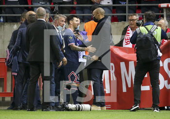 2021-08-29 - Lionel Messi of PSG salutes Thierry Henry, pundit for Amazon Prime Video following the French championship Ligue 1 football match between Stade de Reims and Paris Saint-Germain on August 29, 2021 at Auguste Delaune stadium in Reims, France - Photo Jean Catuffe / DPPI - STADE DE REIMS VS PARIS SAINT-GERMAIN - FRENCH LIGUE 1 - SOCCER