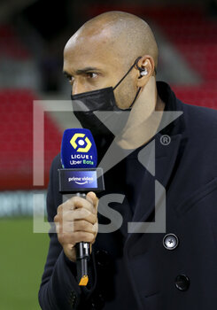 2021-08-29 - Thierry Henry, pundit for Amazon Prime Video comments the French championship Ligue 1 football match between Stade de Reims and Paris Saint-Germain on August 29, 2021 at Auguste Delaune stadium in Reims, France - Photo Jean Catuffe / DPPI - STADE DE REIMS VS PARIS SAINT-GERMAIN - FRENCH LIGUE 1 - SOCCER