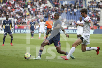 2021-09-11 - Presnel Kimpembe of PSG, Pierre-Yves Hamel of Clermont during the French championship Ligue 1 football match between Paris Saint-Germain (PSG) and Clermont Foot 63 on September 11, 2021 at Parc des Princes stadium in Paris, France - PARIS SAINT-GERMAIN VS CLERMONT FOOT 63 - FRENCH LIGUE 1 - SOCCER