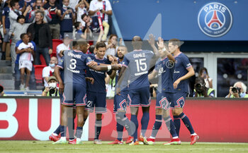 2021-09-11 - Ander Herrera of PSG celebrates his goal with Rafael Alcantara aka Rafinha and teammates during the French championship Ligue 1 football match between Paris Saint-Germain (PSG) and Clermont Foot 63 on September 11, 2021 at Parc des Princes stadium in Paris, France - PARIS SAINT-GERMAIN VS CLERMONT FOOT 63 - FRENCH LIGUE 1 - SOCCER