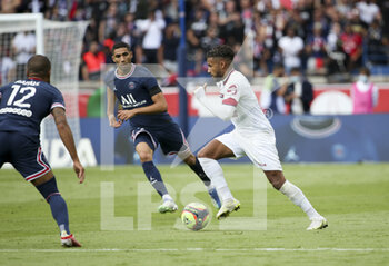 2021-09-11 - Jim Allevinah of Clermont, Achraf Hakimi of PSG (left) during the French championship Ligue 1 football match between Paris Saint-Germain (PSG) and Clermont Foot 63 on September 11, 2021 at Parc des Princes stadium in Paris, France - PARIS SAINT-GERMAIN VS CLERMONT FOOT 63 - FRENCH LIGUE 1 - SOCCER