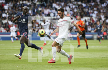 2021-09-11 - Jason Berthomier of Clermont, Danilo Pereira of PSG (left) during the French championship Ligue 1 football match between Paris Saint-Germain (PSG) and Clermont Foot 63 on September 11, 2021 at Parc des Princes stadium in Paris, France - PARIS SAINT-GERMAIN VS CLERMONT FOOT 63 - FRENCH LIGUE 1 - SOCCER