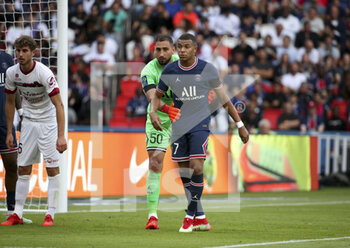 2021-09-11 - Goalkeeper of PSG Gianluigi Donnarumma, Kylian Mbappe of PSG during the French championship Ligue 1 football match between Paris Saint-Germain (PSG) and Clermont Foot 63 on September 11, 2021 at Parc des Princes stadium in Paris, France - PARIS SAINT-GERMAIN VS CLERMONT FOOT 63 - FRENCH LIGUE 1 - SOCCER