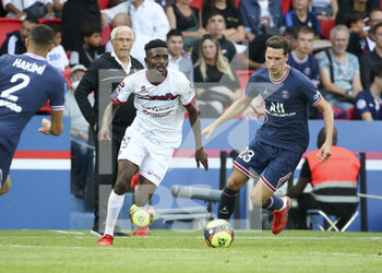 2021-09-11 - Salis Abdul Samed of Clermont, Julian Draxler of PSG during the French championship Ligue 1 football match between Paris Saint-Germain (PSG) and Clermont Foot 63 on September 11, 2021 at Parc des Princes stadium in Paris, France - PARIS SAINT-GERMAIN VS CLERMONT FOOT 63 - FRENCH LIGUE 1 - SOCCER