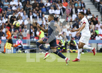 2021-09-11 - Kylian Mbappe of PSG, Akim Zedadka of Clermont during the French championship Ligue 1 football match between Paris Saint-Germain (PSG) and Clermont Foot 63 on September 11, 2021 at Parc des Princes stadium in Paris, France - PARIS SAINT-GERMAIN VS CLERMONT FOOT 63 - FRENCH LIGUE 1 - SOCCER