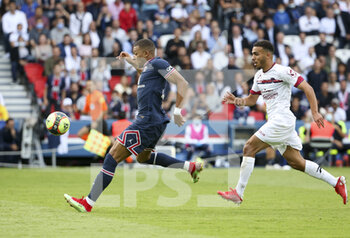 2021-09-11 - Kylian Mbappe of PSG, Akim Zedadka of Clermont during the French championship Ligue 1 football match between Paris Saint-Germain (PSG) and Clermont Foot 63 on September 11, 2021 at Parc des Princes stadium in Paris, France - PARIS SAINT-GERMAIN VS CLERMONT FOOT 63 - FRENCH LIGUE 1 - SOCCER