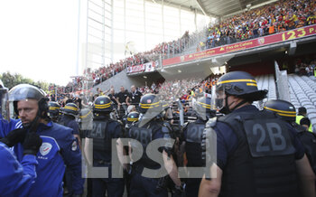 2021-09-18 - Incidents between supporters of Lens who entered the pitch at half-time and supporters of Lille during the French championship Ligue 1 football match between RC Lens (RCL) and Lille OSC (LOSC) on September 18, 2021 at stade Felix Bollaert-Delelis in Lens, France - RC LENS (RCL) VS LILLE OSC (LOSC) - FRENCH LIGUE 1 - SOCCER