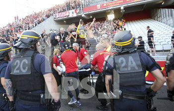 2021-09-18 - A supporter of Lens injured is ecacuated during the incidents between supporters of Lens who entered the pitch at half-time and supporters of Lille during the French championship Ligue 1 football match between RC Lens (RCL) and Lille OSC (LOSC) on September 18, 2021 at stade Felix Bollaert-Delelis in Lens, France - RC LENS (RCL) VS LILLE OSC (LOSC) - FRENCH LIGUE 1 - SOCCER