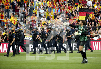 2021-09-18 - Police forces protecting the pitch after the incidents between supporters, goalkeeper of Lens Jean-Louis Leca warms up during the French championship Ligue 1 football match between RC Lens (RCL) and Lille OSC (LOSC) on September 18, 2021 at stade Felix Bollaert-Delelis in Lens, France - RC LENS (RCL) VS LILLE OSC (LOSC) - FRENCH LIGUE 1 - SOCCER