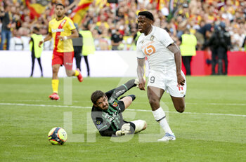2021-09-18 - Jonathan David of Lille, goalkeeper of Lens Jean-Louis Leca during the French championship Ligue 1 football match between RC Lens (RCL) and Lille OSC (LOSC) on September 18, 2021 at stade Felix Bollaert-Delelis in Lens, France - RC LENS (RCL) VS LILLE OSC (LOSC) - FRENCH LIGUE 1 - SOCCER