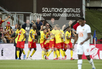 2021-09-18 - Players of Lens celebrate the winning goal of Przemyslaw Frankowski of Lens during the French championship Ligue 1 football match between RC Lens (RCL) and Lille OSC (LOSC) on September 18, 2021 at stade Felix Bollaert-Delelis in Lens, France - RC LENS (RCL) VS LILLE OSC (LOSC) - FRENCH LIGUE 1 - SOCCER