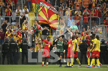 2021-09-18 - Arnaud Kalimuendo - holding the flag -, Jean-Louis Leca of Lens and teammates celebrate the victory following the French championship Ligue 1 football match between RC Lens (RCL) and Lille OSC (LOSC) on September 18, 2021 at stade Felix Bollaert-Delelis in Lens, France - RC LENS (RCL) VS LILLE OSC (LOSC) - FRENCH LIGUE 1 - SOCCER