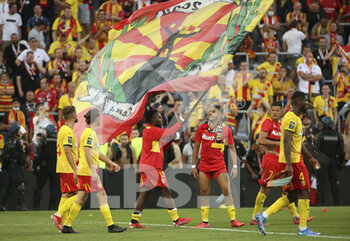 2021-09-18 - Arnaud Kalimuendo of Lens - holding the flag - and teammates celebrate the victory following the French championship Ligue 1 football match between RC Lens (RCL) and Lille OSC (LOSC) on September 18, 2021 at stade Felix Bollaert-Delelis in Lens, France - RC LENS (RCL) VS LILLE OSC (LOSC) - FRENCH LIGUE 1 - SOCCER
