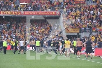 2021-09-18 - Supporters incident during the French championship Ligue 1 football match between RC Lens and Lille OSC, LOSC, on September 18, 2021 at Bollaert-Delelis stadium in Lens, France - RC LENS VS LILLE OSC - FRENCH LIGUE 1 - SOCCER