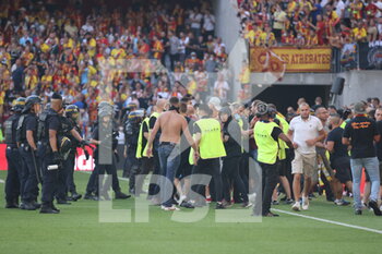 2021-09-18 - Incident supporters during the French championship Ligue 1 football match between RC Lens and Lille OSC, LOSC, on September 18, 2021 at Bollaert-Delelis stadium in Lens, France - RC LENS VS LILLE OSC - FRENCH LIGUE 1 - SOCCER