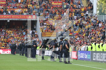 2021-09-18 - Policeman CRS incident during the French championship Ligue 1 football match between RC Lens and Lille OSC, LOSC, on September 18, 2021 at Bollaert-Delelis stadium in Lens, France - RC LENS VS LILLE OSC - FRENCH LIGUE 1 - SOCCER