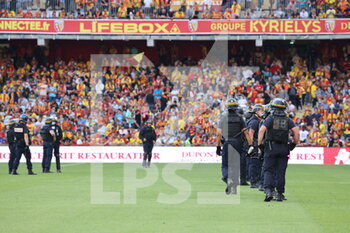 2021-09-18 - Policeman incident during the French championship Ligue 1 football match between RC Lens and Lille OSC, LOSC, on September 18, 2021 at Bollaert-Delelis stadium in Lens, France - RC LENS VS LILLE OSC - FRENCH LIGUE 1 - SOCCER