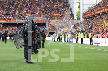 2021-09-18 - Policeman incident during the French championship Ligue 1 football match between RC Lens and Lille OSC, LOSC, on September 18, 2021 at Bollaert-Delelis stadium in Lens, France - RC LENS VS LILLE OSC - FRENCH LIGUE 1 - SOCCER