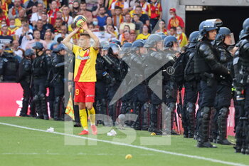 2021-09-18 - Frankowski 29 Lens and policeman during the French championship Ligue 1 football match between RC Lens and Lille OSC, LOSC, on September 18, 2021 at Bollaert-Delelis stadium in Lens, France - RC LENS VS LILLE OSC - FRENCH LIGUE 1 - SOCCER
