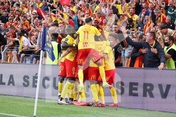 2021-09-18 - Congratulation afetr goal players Lens during the French championship Ligue 1 football match between RC Lens and Lille OSC, LOSC, on September 18, 2021 at Bollaert-Delelis stadium in Lens, France - RC LENS VS LILLE OSC - FRENCH LIGUE 1 - SOCCER