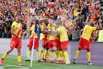 2021-09-18 - Congratulation players Lens before goal during the French championship Ligue 1 football match between RC Lens and Lille OSC, LOSC, on September 18, 2021 at Bollaert-Delelis stadium in Lens, France - RC LENS VS LILLE OSC - FRENCH LIGUE 1 - SOCCER