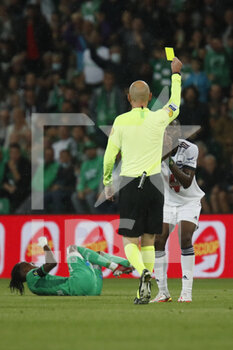 2021-09-18 - Referee Antony GAUTIER Yellow card during the French championship Ligue 1 football match between AS Saint-Etienne and FC Girondins de Bordeaux on September 18, 2021 at Geoffroy-Guichard stadium in Saint-Etienne, France - AS SAINT-ETIENNE VS FC GIRONDINS DE BORDEAUX - FRENCH LIGUE 1 - SOCCER