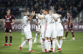 2021-09-22 - Achraf Hakimi of PSG #2 celebrates his first goal with Rafael Alcantara aka Rafinha, Mauro Icardi and teammates during the French championship Ligue 1 football match between FC Metz and Paris Saint-Germain (PSG) on September 22, 2021 at Saint Symphorien stadium in Metz, France - FC METZ VS PARIS SAINT-GERMAIN (PSG) - FRENCH LIGUE 1 - SOCCER