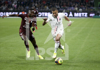 2021-09-22 - Kylian Mbappe of PSG, Pape Matar Sarr of FC Metz (left) during the French championship Ligue 1 football match between FC Metz and Paris Saint-Germain (PSG) on September 22, 2021 at Saint Symphorien stadium in Metz, France - FC METZ VS PARIS SAINT-GERMAIN (PSG) - FRENCH LIGUE 1 - SOCCER