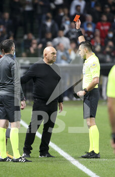 2021-09-22 - Coach of FC Metz Frederic Antonetti receives a red card from referee Jeremie Pignard during the French championship Ligue 1 football match between FC Metz and Paris Saint-Germain (PSG) on September 22, 2021 at Saint Symphorien stadium in Metz, France - FC METZ VS PARIS SAINT-GERMAIN (PSG) - FRENCH LIGUE 1 - SOCCER