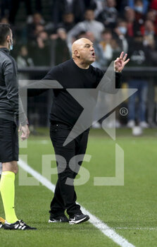 2021-09-22 - Coach of FC Metz Frederic Antonetti angry at the referee after receiving a red card during the French championship Ligue 1 football match between FC Metz and Paris Saint-Germain (PSG) on September 22, 2021 at Saint Symphorien stadium in Metz, France - FC METZ VS PARIS SAINT-GERMAIN (PSG) - FRENCH LIGUE 1 - SOCCER