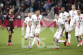 2021-09-22 - Achraf Hakimi of PSG #2 celebrates his second goal with teammates during the French championship Ligue 1 football match between FC Metz and Paris Saint-Germain (PSG) on September 22, 2021 at Saint Symphorien stadium in Metz, France - FC METZ VS PARIS SAINT-GERMAIN (PSG) - FRENCH LIGUE 1 - SOCCER