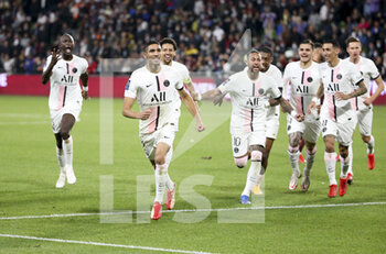 2021-09-22 - Achraf Hakimi of PSG celebrates his second goal with Neymar Jr and teammates during the French championship Ligue 1 football match between FC Metz and Paris Saint-Germain (PSG) on September 22, 2021 at Saint Symphorien stadium in Metz, France - FC METZ VS PARIS SAINT-GERMAIN (PSG) - FRENCH LIGUE 1 - SOCCER