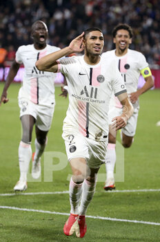 2021-09-22 - Achraf Hakimi of PSG #2 celebrates his second goal with teammates during the French championship Ligue 1 football match between FC Metz and Paris Saint-Germain (PSG) on September 22, 2021 at Saint Symphorien stadium in Metz, France - FC METZ VS PARIS SAINT-GERMAIN (PSG) - FRENCH LIGUE 1 - SOCCER