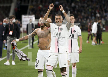 2021-09-22 - Kylian Mbappe, Neymar Jr of PSG celebrate the victory following the French championship Ligue 1 football match between FC Metz and Paris Saint-Germain (PSG) on September 22, 2021 at Saint Symphorien stadium in Metz, France - FC METZ VS PARIS SAINT-GERMAIN (PSG) - FRENCH LIGUE 1 - SOCCER