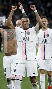 2021-09-22 - Kylian Mbappe of PSG celebrates the victory with the supporters following the French championship Ligue 1 football match between FC Metz and Paris Saint-Germain (PSG) on September 22, 2021 at Saint Symphorien stadium in Metz, France - FC METZ VS PARIS SAINT-GERMAIN (PSG) - FRENCH LIGUE 1 - SOCCER