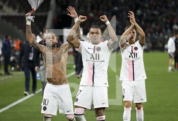 2021-09-22 - Kylian Mbappe, Neymar Jr of PSG celebrate the victory following the French championship Ligue 1 football match between FC Metz and Paris Saint-Germain (PSG) on September 22, 2021 at Saint Symphorien stadium in Metz, France - FC METZ VS PARIS SAINT-GERMAIN (PSG) - FRENCH LIGUE 1 - SOCCER
