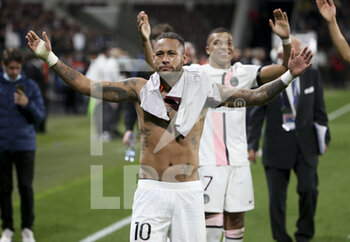 2021-09-22 - Neymar Jr, Kylian Mbappe of PSG celebrate the victory following the French championship Ligue 1 football match between FC Metz and Paris Saint-Germain (PSG) on September 22, 2021 at Saint Symphorien stadium in Metz, France - FC METZ VS PARIS SAINT-GERMAIN (PSG) - FRENCH LIGUE 1 - SOCCER