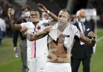 2021-09-22 - Neymar Jr, Kylian Mbappe of PSG celebrate the victory following the French championship Ligue 1 football match between FC Metz and Paris Saint-Germain (PSG) on September 22, 2021 at Saint Symphorien stadium in Metz, France - FC METZ VS PARIS SAINT-GERMAIN (PSG) - FRENCH LIGUE 1 - SOCCER