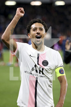 2021-09-22 - Marquinhos of PSG celebrates the victory with the supporters following the French championship Ligue 1 football match between FC Metz and Paris Saint-Germain (PSG) on September 22, 2021 at Saint Symphorien stadium in Metz, France - FC METZ VS PARIS SAINT-GERMAIN (PSG) - FRENCH LIGUE 1 - SOCCER