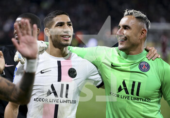 2021-09-22 - Achraf Hakimi, goalkeeper of PSG Keylor Navas celebrate the victory with the supporters following the French championship Ligue 1 football match between FC Metz and Paris Saint-Germain (PSG) on September 22, 2021 at Saint Symphorien stadium in Metz, France - FC METZ VS PARIS SAINT-GERMAIN (PSG) - FRENCH LIGUE 1 - SOCCER