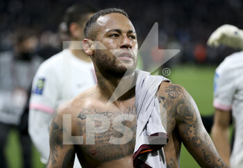 2021-09-22 - Neymar Jr of PSG celebrates the victory with the supporters following the French championship Ligue 1 football match between FC Metz and Paris Saint-Germain (PSG) on September 22, 2021 at Saint Symphorien stadium in Metz, France - FC METZ VS PARIS SAINT-GERMAIN (PSG) - FRENCH LIGUE 1 - SOCCER