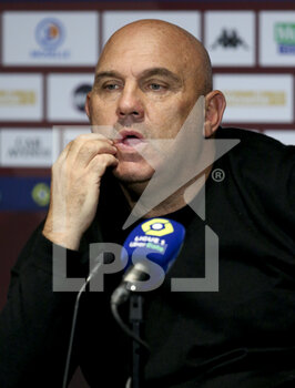 2021-09-22 - Coach of FC Metz Frederic Antonetti answers to the media during the post-match press conference following the French championship Ligue 1 football match between FC Metz and Paris Saint-Germain (PSG) on September 22, 2021 at Saint Symphorien stadium in Metz, France - FC METZ VS PARIS SAINT-GERMAIN (PSG) - FRENCH LIGUE 1 - SOCCER