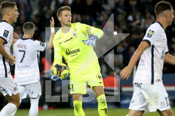 2021-09-25 - Goalkeeper of Montpellier Jonas Omlin during the French championship Ligue 1 football match between Paris Saint-Germain (PSG) and Montpellier HSC (MHSC) on September 25, 2021 at Parc des Princes stadium in Paris, France - PARIS SAINT-GERMAIN (PSG) VS MONTPELLIER HSC (MHSC) - FRENCH LIGUE 1 - SOCCER